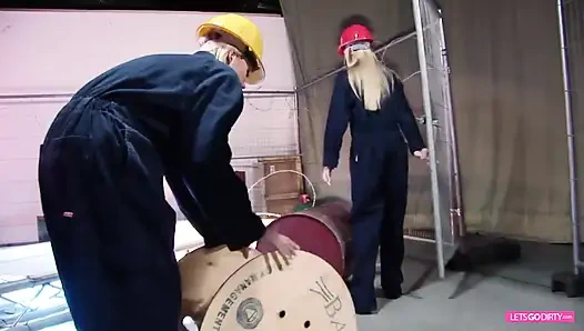 Seksi file çoraplı sarışın hatunlarla üçlü seks