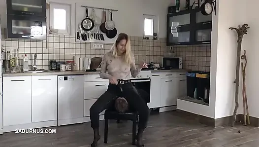 Bayan Amy Douxxx kölenin yüzünde kendini mutlu ediyor