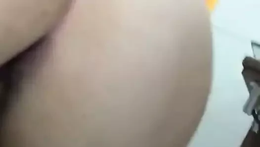 Novinha sentando no consolo de 33 cm