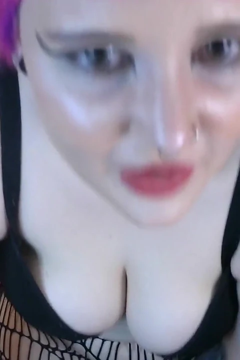 Раздевается кам-модель