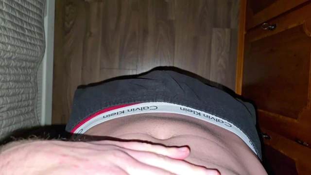 Alman ses gırtlağına kadar uzuyor.. Kırmızı boksör dolduruluyor.. Yarak sert dışarı.. Okşama başlıyor