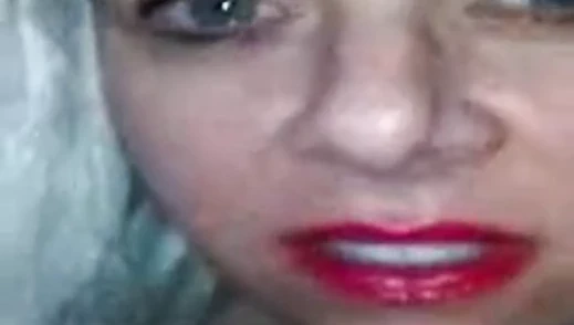 Seksi küçük melek cums sert üzerinde bir büyük siyah horoz