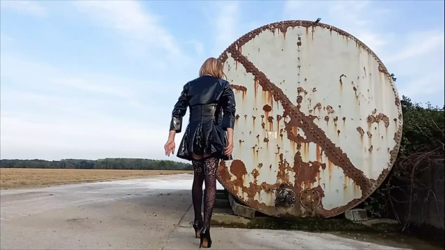 Travesti çiftlikte PVC ile oynuyor