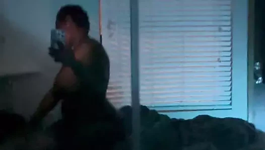 Ev bakıcılığı yaparken üvey annenin yatağında sikişiyor