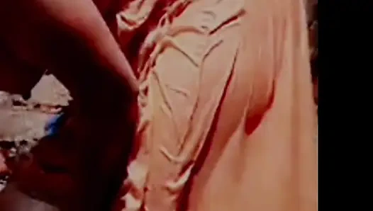 Kadından çıplak MMS'sini göndermesini istiyor. Banyo yap ve kayıt yap