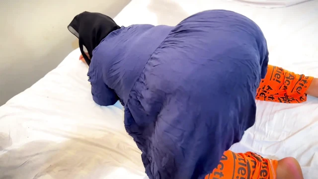Üvey oğul Arap ateşli üvey annesini parmaklarken ve aşırı fışkırtırken yakalandı... Külot içinde sonra domaltmalı anal ve ıslak amcık sikişine yardım ediyor