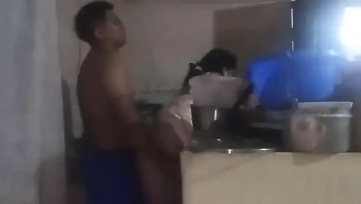 Patron beni sikmek için mutfağa geliyor, yarağı beni heyecanlandırıyor