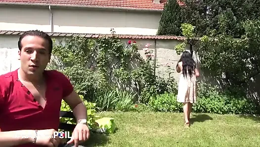Seksi esmer kocası izlerken azgın adamla ateşli seks yapıyor