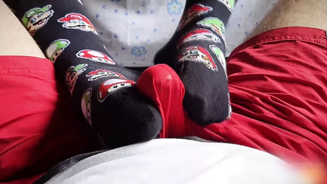 şort üzerinde footjob, giysi içinden boşalmak, footjob, sockjob