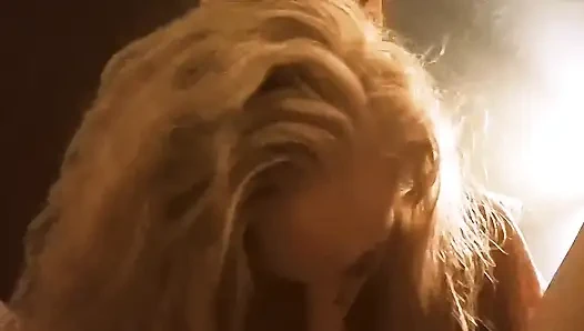 Seksi sarışın orta yaşlı seksi kadın yüzünü siktiriyor