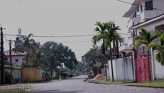 İri göğüslü Afrikalı genç kız yeni bir dildo deniyor