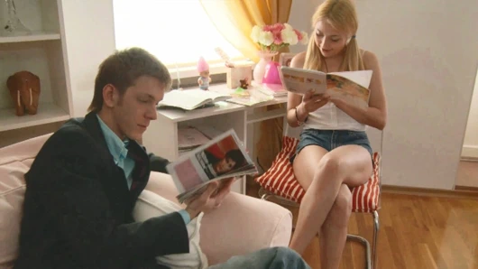 Ponpon kızlık dersinden sonra evde ders çalışmak sıkı amcıklı ateşli sarışın için sert sert anal sekse dönüşüyor