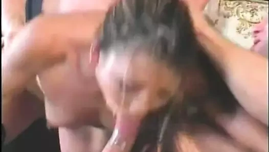 Asyalı sürtük iki yarakla sikişiyor