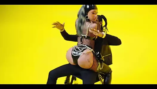 Cardi b büyük götünü gösteriyor!! 26.04.2019