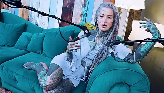 U hakkında konuşuyorum - rahatsız - asmr podcast sfw konuşuyor gotik sıska kız dreadlocks dövmeli model dövmeli kız