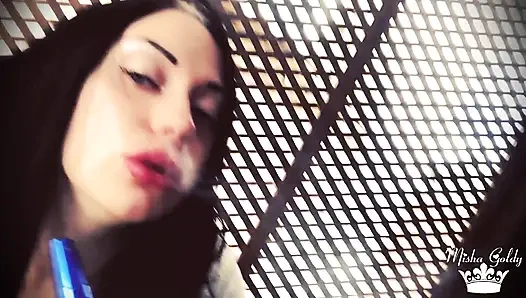 Burnu kaşınan nargile dumanı emiyor ve her zaman kaşınıyor!