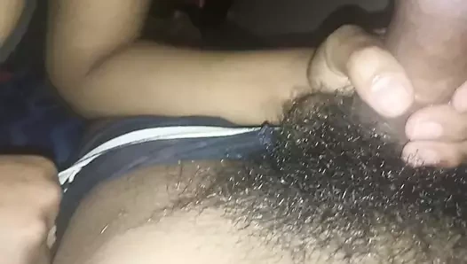 Üvey kız kardeşim okuldan sınıf arkadaşlarının nasıl oral seks yaptığını söylemek için geliyor ve ben ona bunu benimle tekrarlamasını söylüyorum.