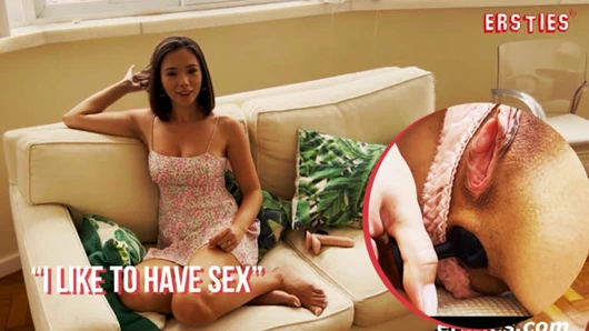 Ersties - seksi esmer mastürbasyon yaparken anal stimülasyonun tadını çıkarıyor