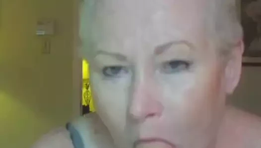 Dildo öğürme nine onu daha derine ve daha derine alıyor