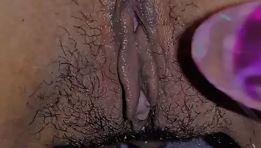 Duştan çıkıp dildomla oynamaya hevesliyim. Anal tıkaç