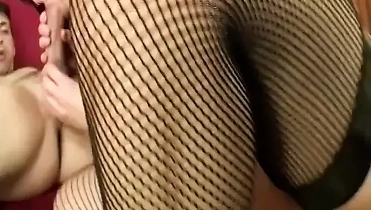 Büyük memeli esmer orta yaşlı seksi kadın yarak emiyor ve derinden sikiliyor