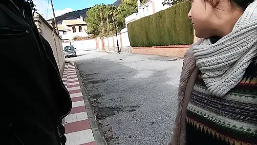 BAKıŞ AÇıSı SOKAKTA ORAL SEKS VE BÜYÜK GÖTLÜ KıZı SIKIYOR