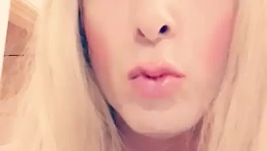 Sissy dudak parlatıcısı sürüyor