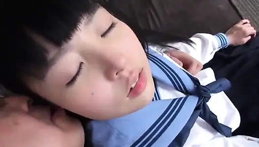 Olgun bir adam ve üniformalı bir kız.