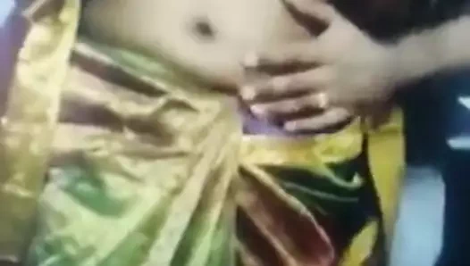 tamil arkadaşının karısı göğüsler saree oynadığına
