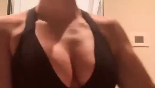 'kortney k.' içki yaparken göğüs dekoltesini göstermek