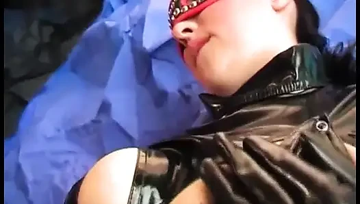 Maskeli fetiş kız domalarak sikiliyor