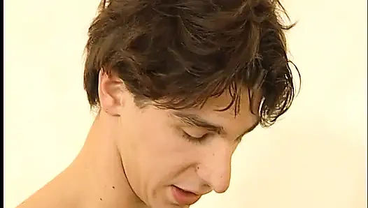 Kızıl saçlı sürtük muhteşem bir sakso çektikten sonra amcığını yalıyor ve sikiliyor