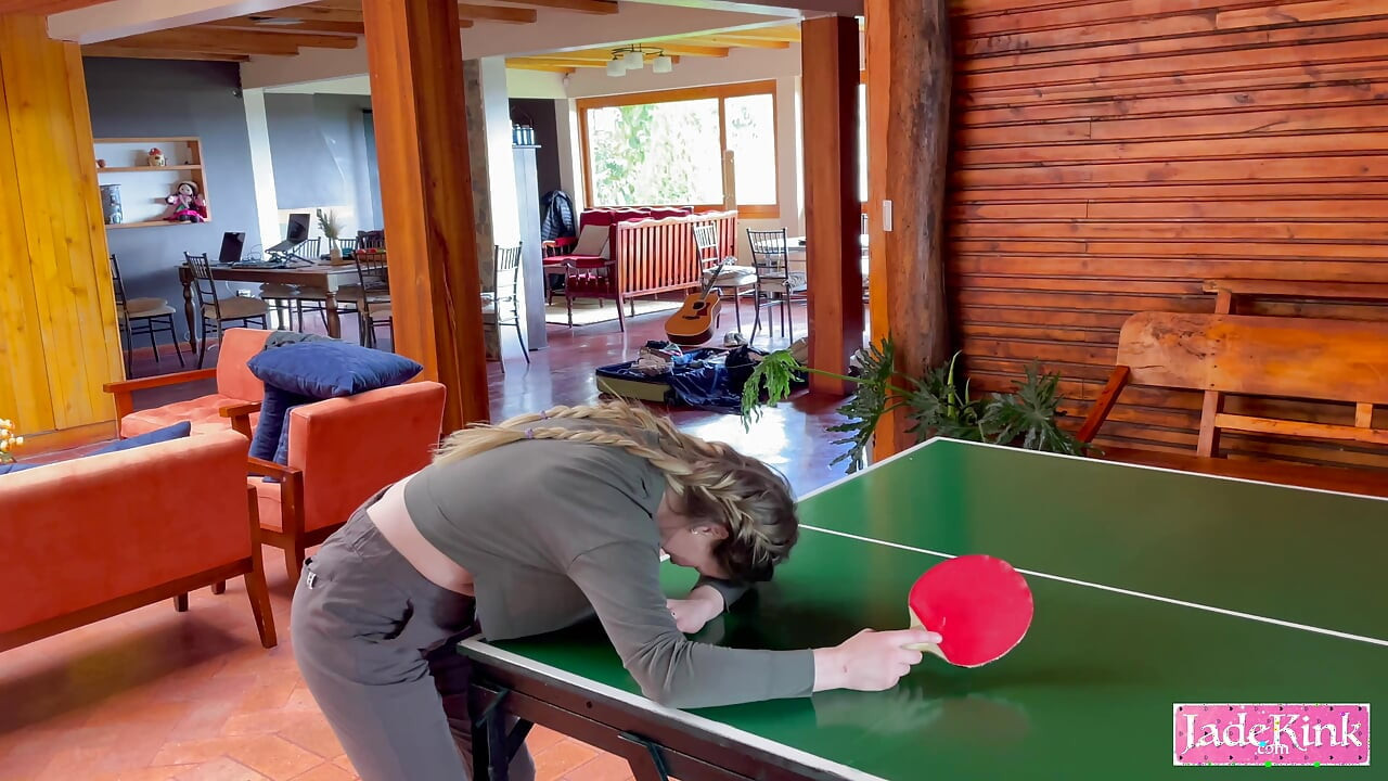 Üvey kız kardeş üvey erkek kardeşiyle striptiz yapıyor