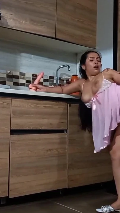 Seksi bir esmer baştan çıkarıcı iç çamaşırı giyerken mutfakta sikiliyor. | Klip 1