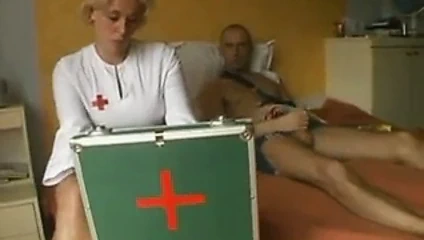 Sarışın yaşlı hemşire.