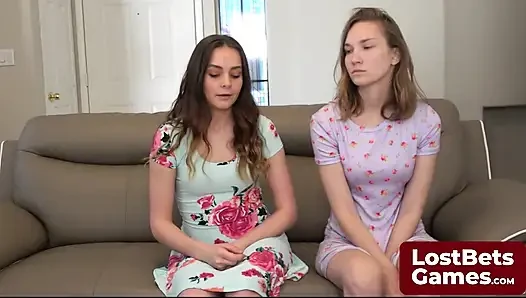Hepsi striptiz maça oynamayı kabul ediyor ve giyinik elbise dökülmeye başladı