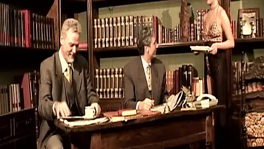 Doğal saçlı sarışın Alman genç erkek avcısı gavatta anal seks yapıyor