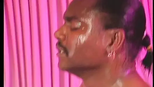 Güçlü latin adam güzel küçük memeli siyah piliçle nasıl sikişilir biliyor