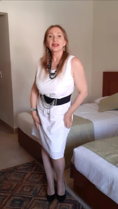 Beyaz elbiseli nine dansı