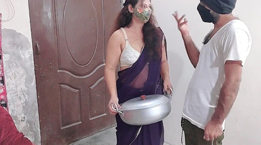 Hintli desi komşu kızı yemek pişirmek için mutfak eşyaları ödünç almaya geldi Hintçe ses xxxxx seks