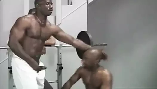 Zenci adam spor salonunda meslektaşlarına ağzını ve götünü siktiriyor