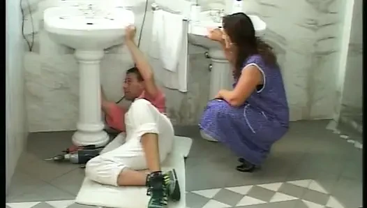 Azgın Alman evli kadın dolgun bir adam tarafından sert sikiliyor