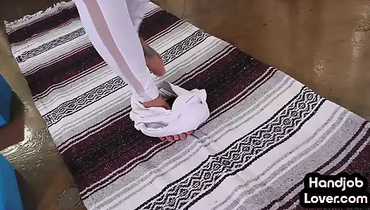 Yoga bebeğim, bf'nin yağlı aletine pov footjob ve handjob verir