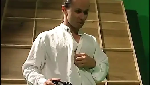 Muhteşem sıkı genç sarışın kanepede sikiliyor, yüze boşalma alıyor