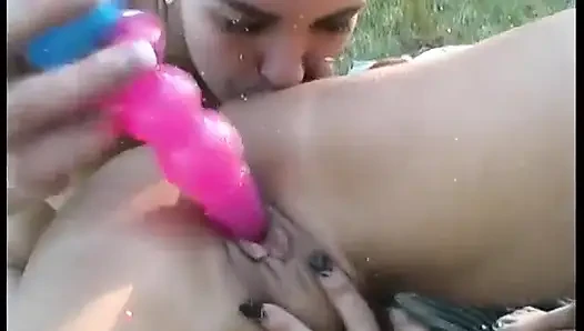 Dildo kızları birbirlerinin amını sikiyor