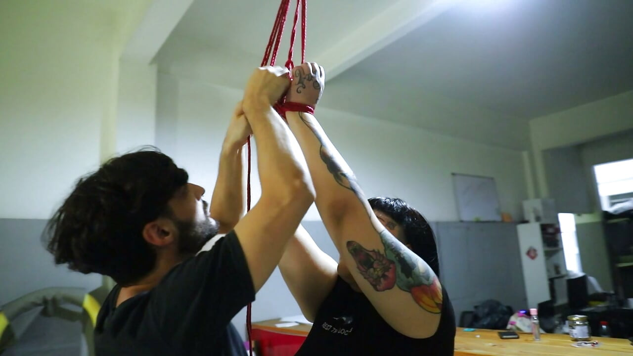 Goth Kızla Ve Onun Sıkı Kırmızı Vajinasına Sıcak Bağlama Seks Seansı