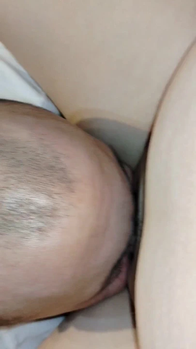 Erkek arkadaşımın büyük yarağını emiyor | Klip 1