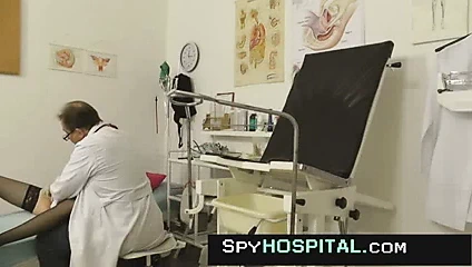 Yaşlı doktor sıska kızıl saçlı casus cam kedi açar
