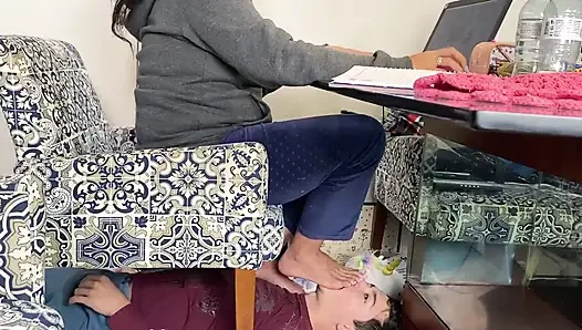 Tanrıça Kiffa'nın kullanmak için gerçek hayat köleleri var