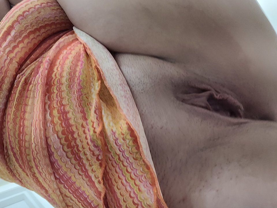 Pembe saçlı pawg yağlanıyor ve mastürbasyon yapıyor